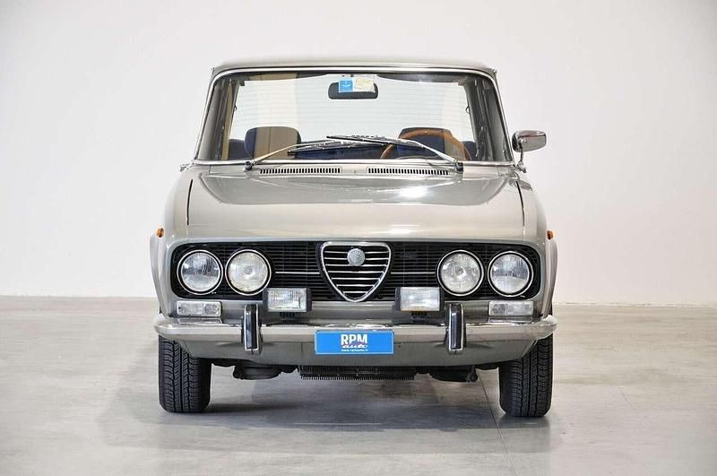 Usata Alfa Romeo 2000 132 CV (97 kW) 1973 Grigio Berlina