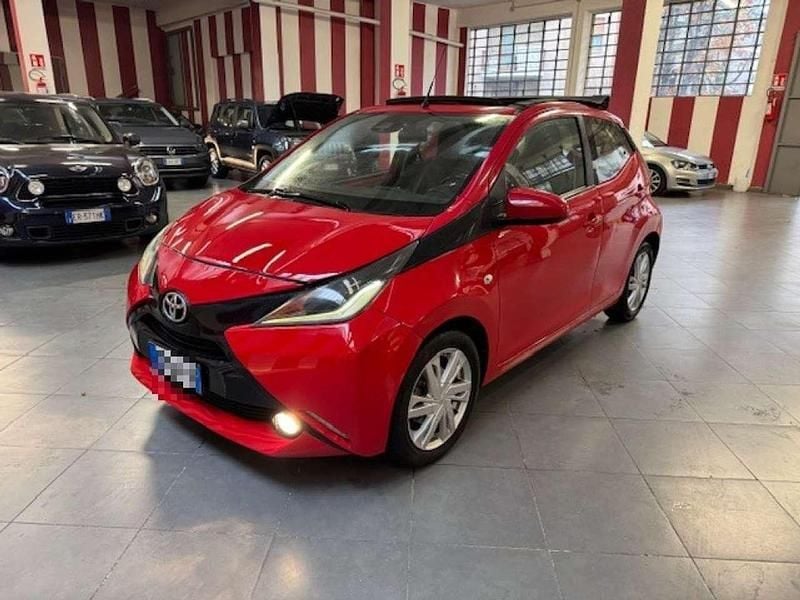Rosso Usata 2015 Toyota Aygo X-wave Due volumi | 6900 € (Buon prezzo) - Immagine 1/4