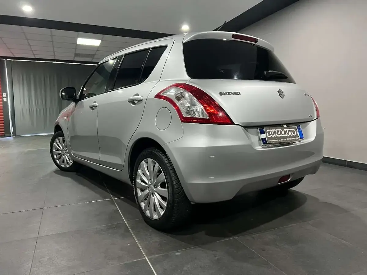 Usata Suzuki Swift Style 94 CV (69 kW) 2012 Argento Utilitaria