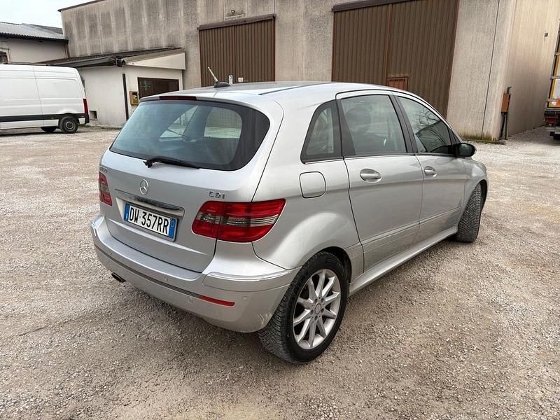 Usata Mercedes B180 Chrome 108 CV (79 kW) 2009 Argento Monovolume