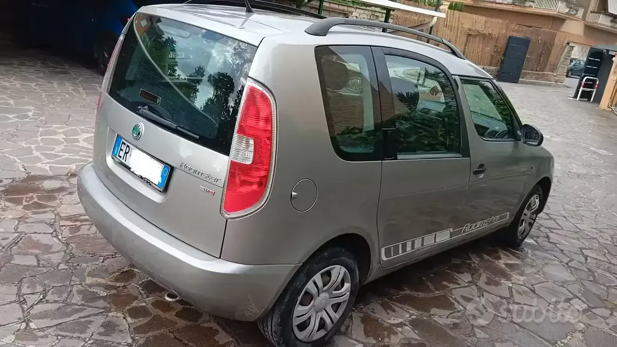 Usata Skoda Roomster 90 CV (66 kW) 2013 Grigio Monovolume