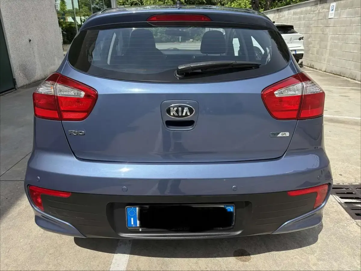 Usata Kia Rio 84 CV (61 kW) 2016 Blu metallizzato Utilitaria