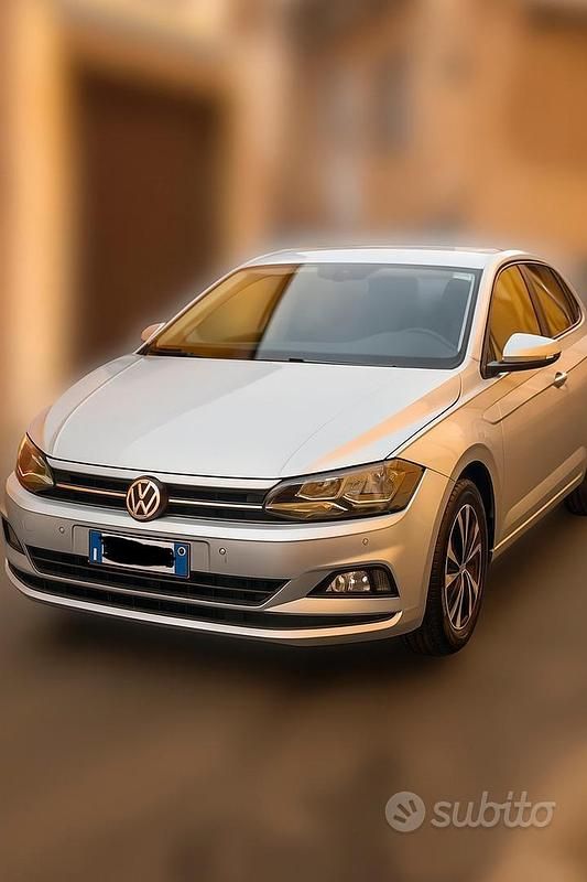 Argento Usata 2021 VW Polo Highline Tre volumi | 14.000 € (Buon prezzo) - Immagine 1/4