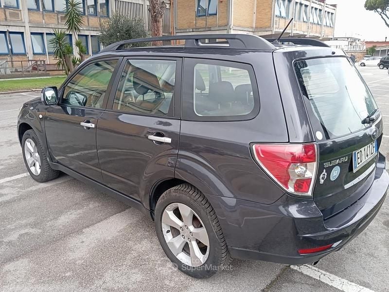 Usata Subaru Forester 147 CV (108 kW) 2010 Gray SUV