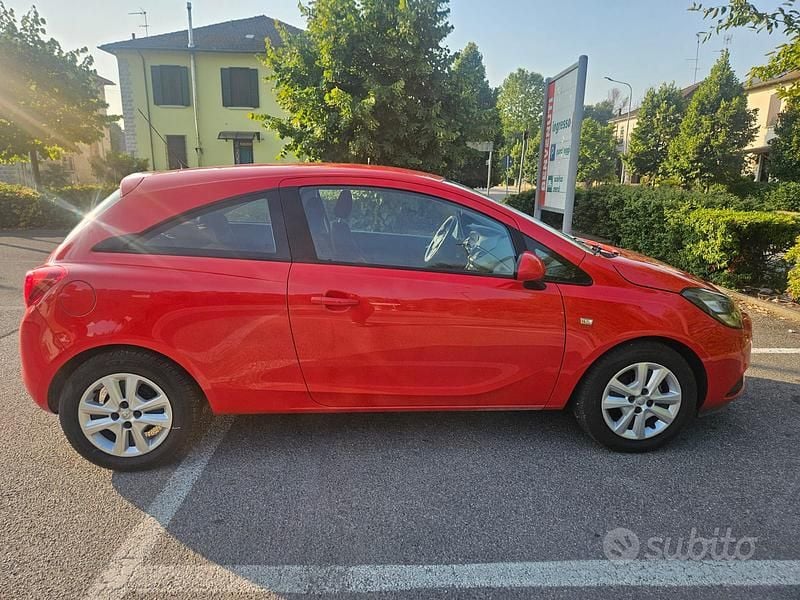 Usata Opel Corsa 69 CV (50 kW) 2015 Rosso Coupé
