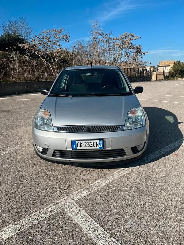 Usata Ford Fiesta Ghia 68 CV (50 kW) 2004 Grigio Utilitaria