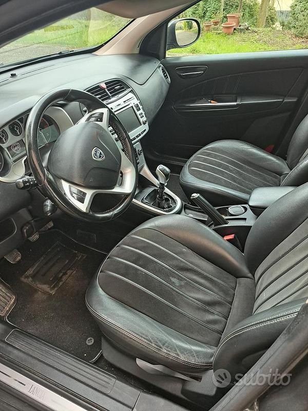 Usata Lancia Delta 120 CV (88 kW) 2011 Utilitaria