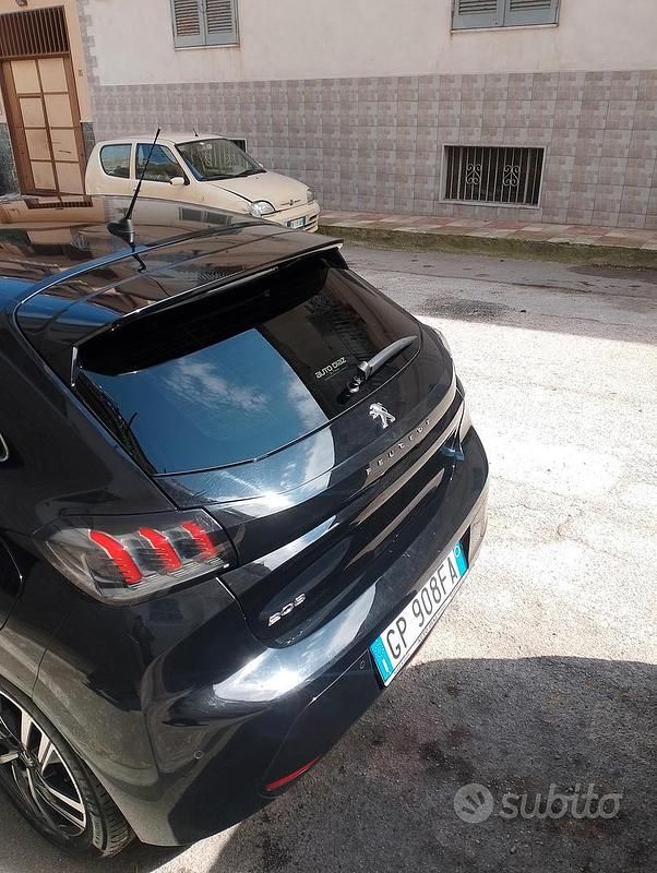 Usata Peugeot 208 102 CV (75 kW) 2023 Nero Utilitaria