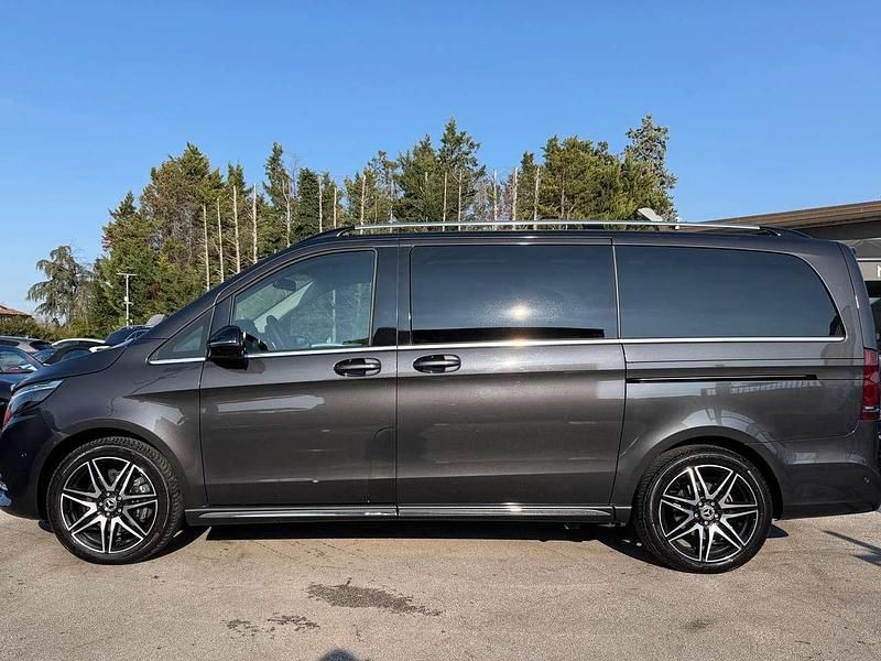 Usata Mercedes 300 Premium 237 CV (174 kW) 2023 Grgio scuro grafite Monovolume