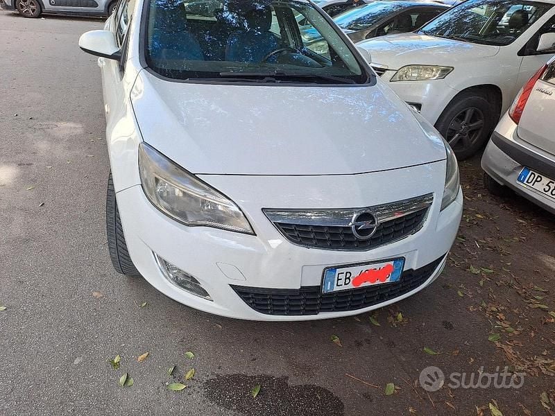Bianco Usata 2011 Opel Astra Station wagon | 5000 € (Molto cara) - Immagine 1/4