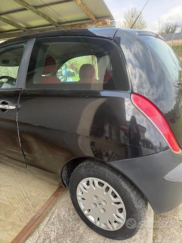 Usata Lancia Ypsilon 70 CV (51 kW) 2004 Nero Utilitaria