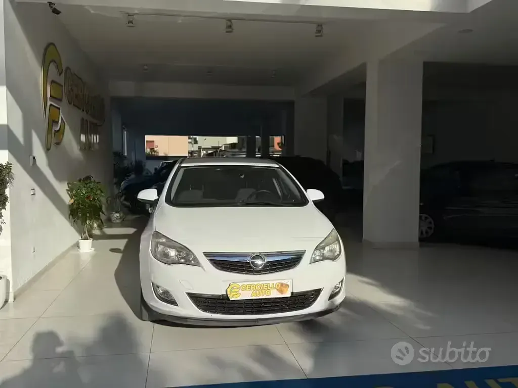 Usata Opel Astra Cosmo 101 CV (74 kW) 2011 Bianco Berlina