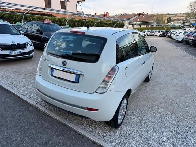 Usata Lancia Ypsilon 69 CV (50 kW) 2012 Bianco Utilitaria