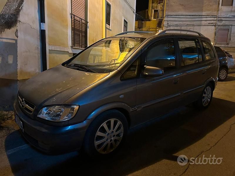 Usata Opel Zafira 97 CV (71 kW) 2005 Grigio Monovolume