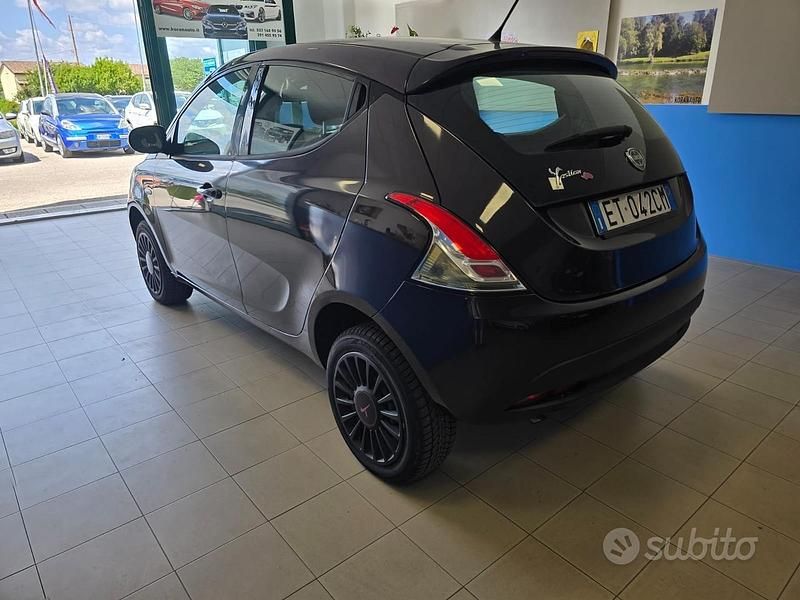 Usata Lancia Ypsilon Gold 85 CV (62 kW) 2013 Viola Utilitaria