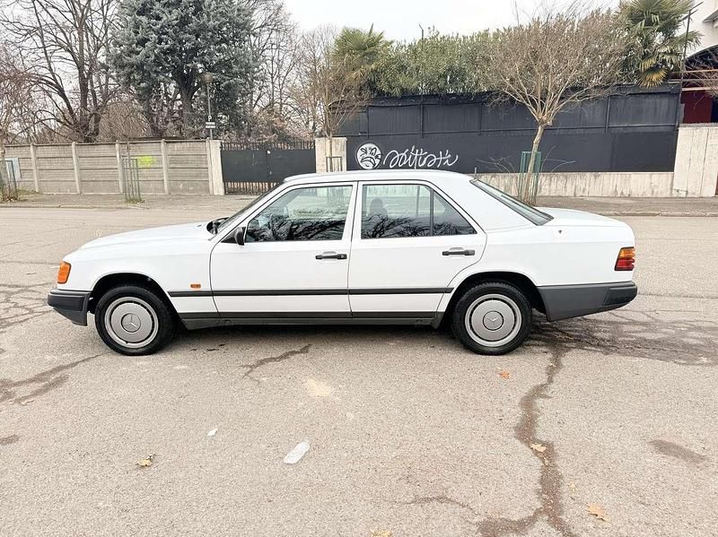 Usata Mercedes E200 109 CV (80 kW) 1987 Other Berlina