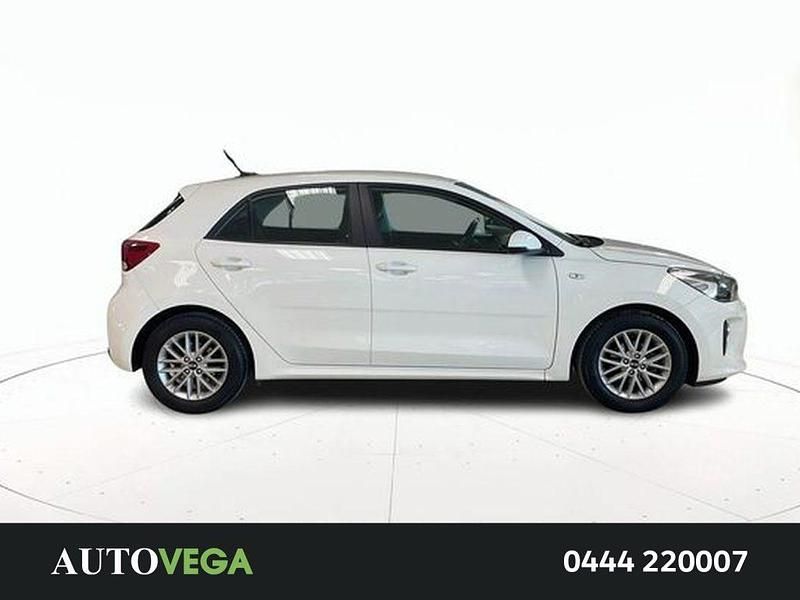 Usata Kia Rio 82 CV (60 kW) 2020 Bianco pastello Berlina