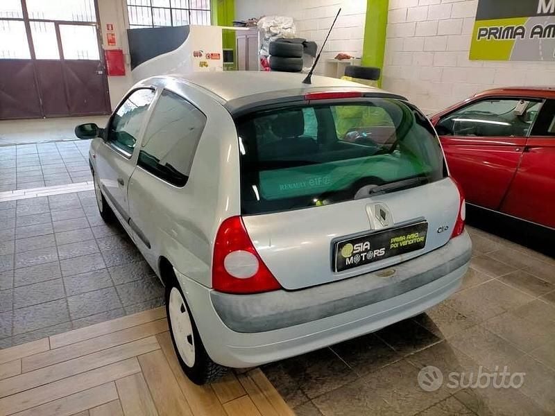 Usata Renault Clio II Authentique 58 CV (42 kW) 2002 Grigio Utilitaria