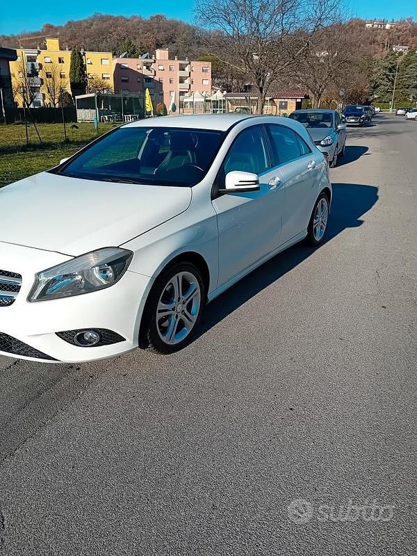 Bianco Usata 2015 Mercedes A180 Executive Tre volumi | 10.000 € (Buon prezzo) - Immagine 1/4