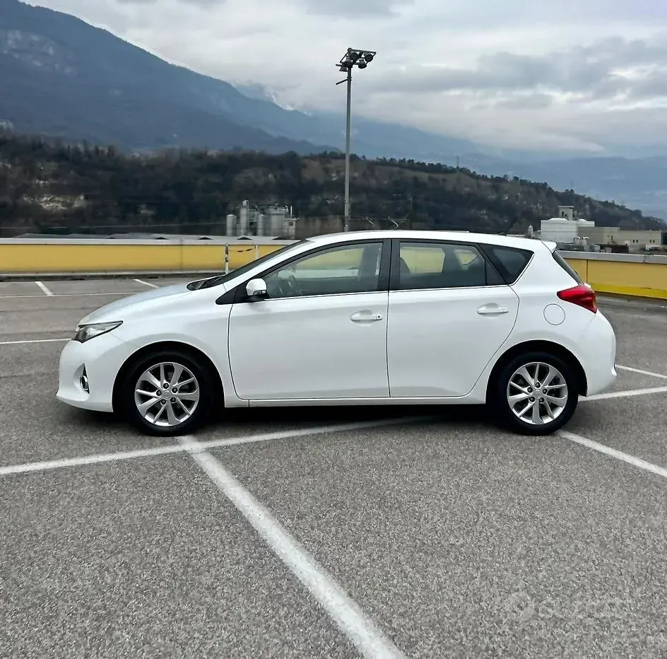 Usata Toyota Auris Lounge 90 CV (66 kW) 2013 Bianco Berlina