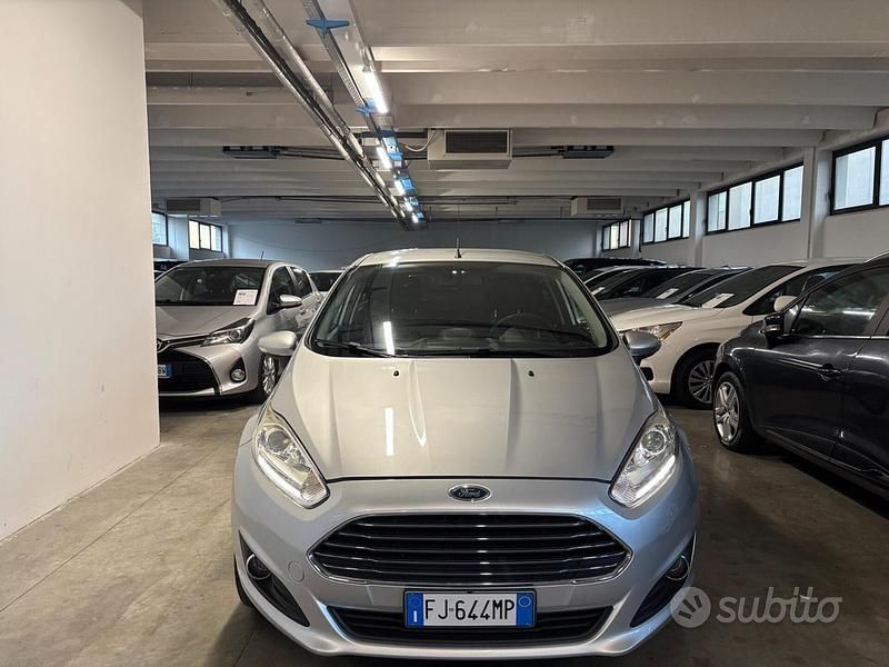 Grigio Usata 2017 Ford Fiesta Tre volumi | 7200 € (Buon prezzo) - Immagine 1/4
