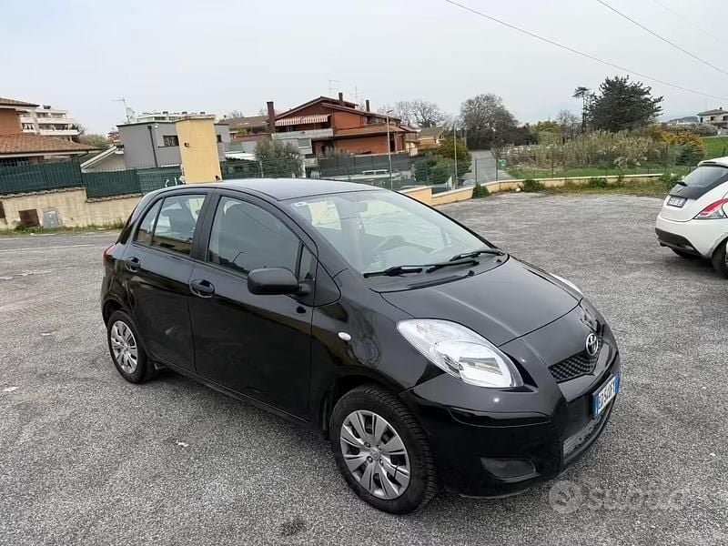 Usata Toyota Yaris 69 CV (50 kW) 2010 Nero Utilitaria