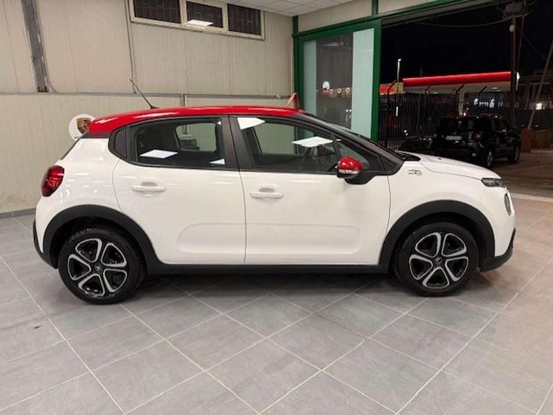 Usata Citroën C3 PureTech 110 CV (80 kW) 2022 Tetto rosso fondo bianco Utilitaria