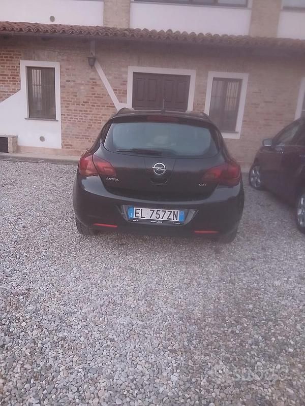 Usata Opel Astra Cosmo 110 CV (80 kW) 2012 Nero Berlina