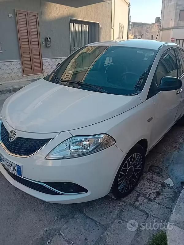Usata Lancia Ypsilon 95 CV (69 kW) 2016 Bianco Utilitaria
