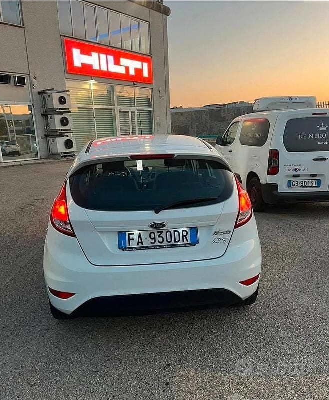 Usata Ford Fiesta 75 CV (55 kW) 2015 Bianco Berlina
