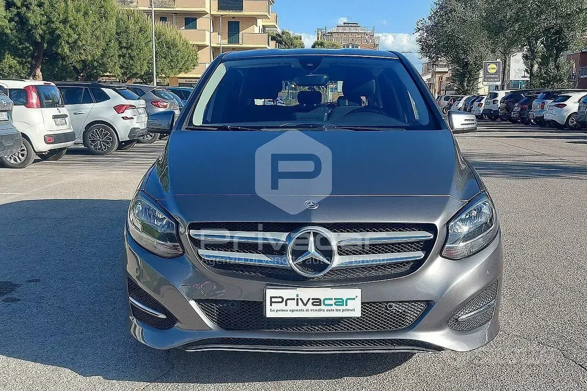 Usata Mercedes B180 109 CV (80 kW) 2017 Grigio Utilitaria