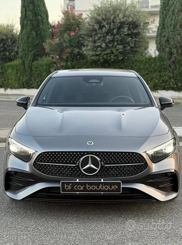 Usata Mercedes A180 AMG Line Premium Plus 116 CV (85 kW) 2023 Grigio montagna Berlina