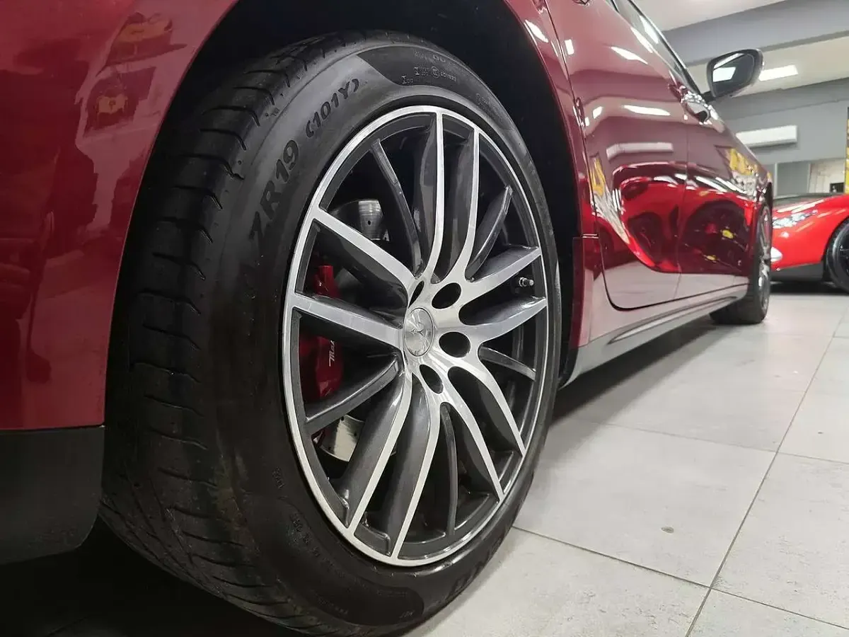 Usata Maserati Ghibli GranLusso 275 CV (202 kW) 2017 Rosso energia Berlina