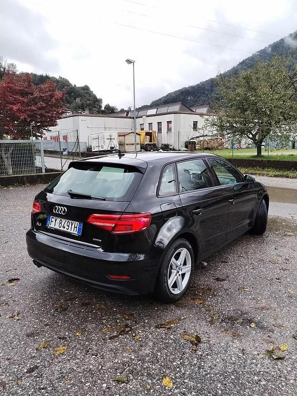 Usado Audi A3 190 CV (139 kW) 2019 Negro Berlina