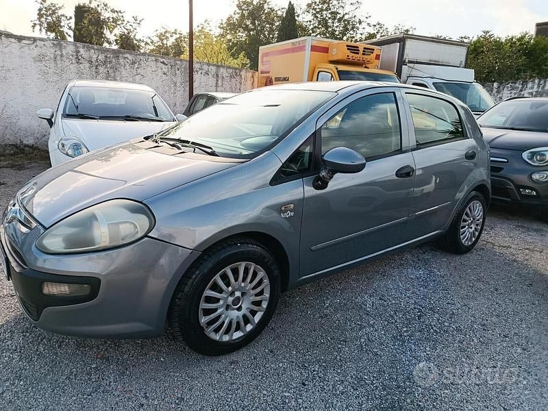 Usata Fiat Punto 77 CV (56 kW) 2011 Grigio Berlina