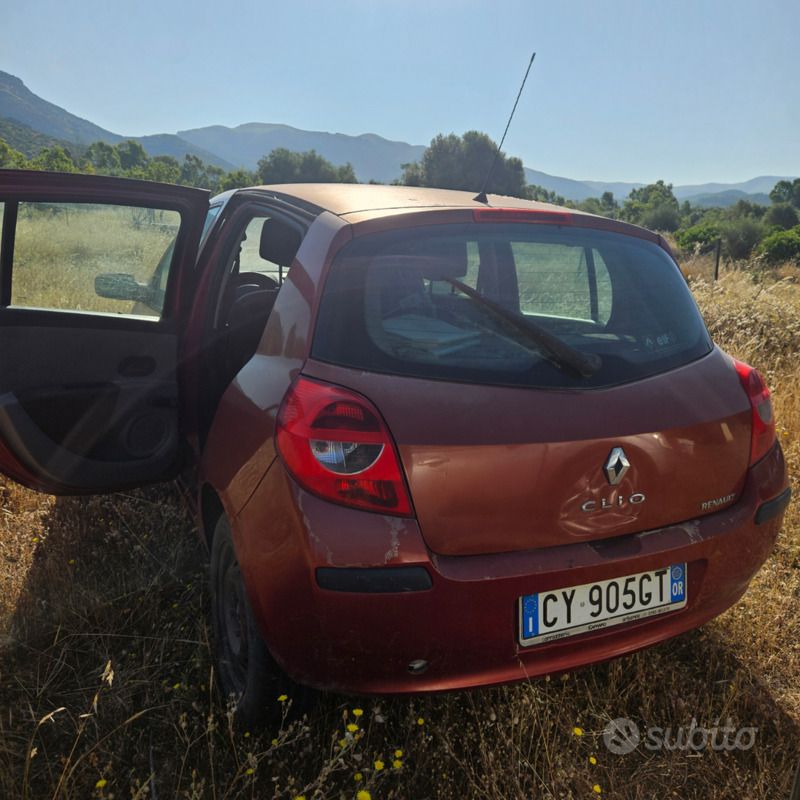 Usata Renault Clio II 85 CV (62 kW) 2006 Rosso Berlina