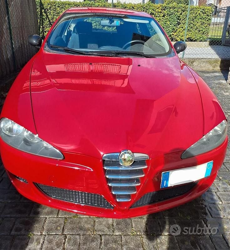 Usata Alfa Romeo 147 105 CV (77 kW) 2005 Rosso Utilitaria