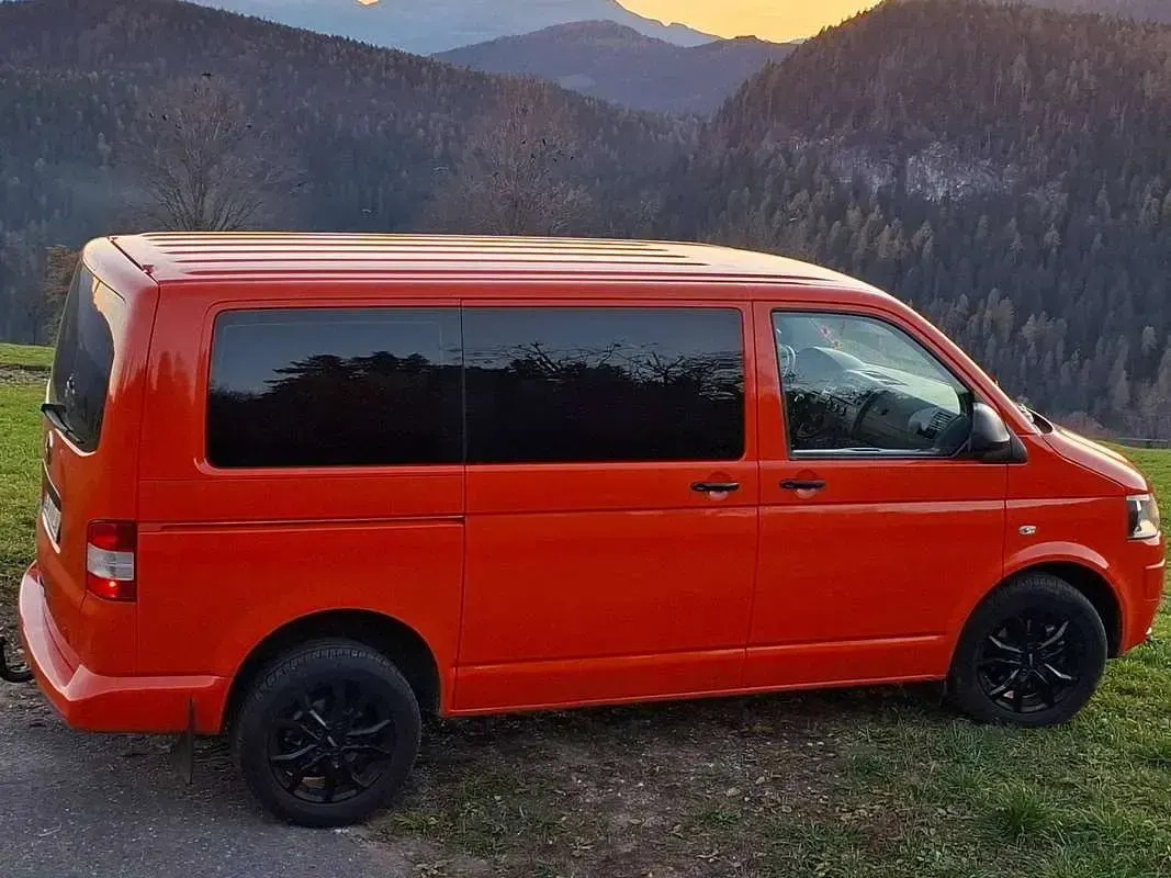 Usata VW Multivan Startline 140 CV (102 kW) 2013 Arancione Monovolume