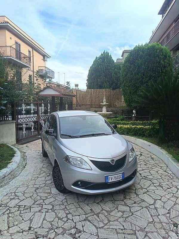 Usata Lancia Ypsilon Gold 69 CV (50 kW) 2019 Grigio Utilitaria