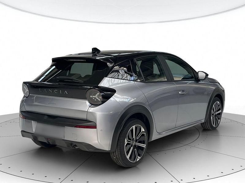 Nuova Lancia Ypsilon 110 CV (80 kW) 2026 Vernice grigio granito con tetto nero Utilitaria