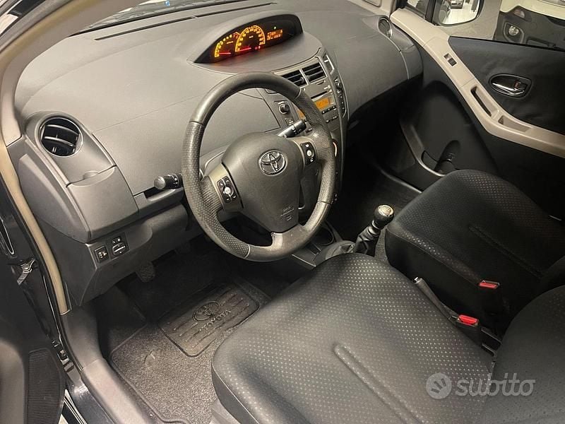 Usata Toyota Yaris Sol 100 CV (73 kW) 2010 Grigio Berlina