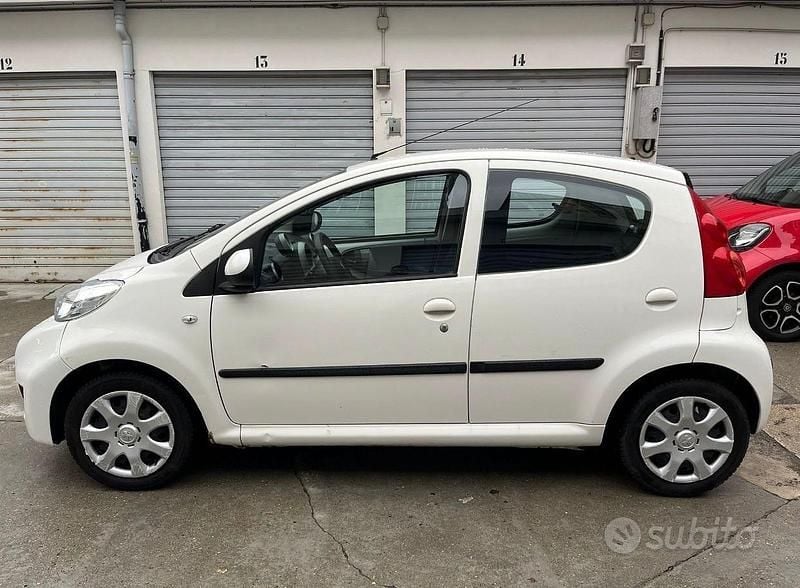 Usata Peugeot 107 68 CV (50 kW) 2010 Bianco Utilitaria