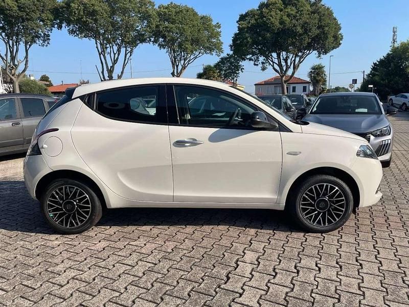 Usata Lancia Ypsilon 69 CV (50 kW) 2024 Bianco Utilitaria