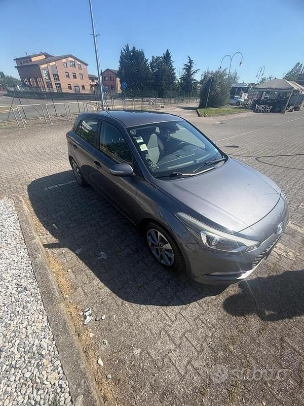 Usata Hyundai i20 75 CV (55 kW) 2015 Grigio Berlina