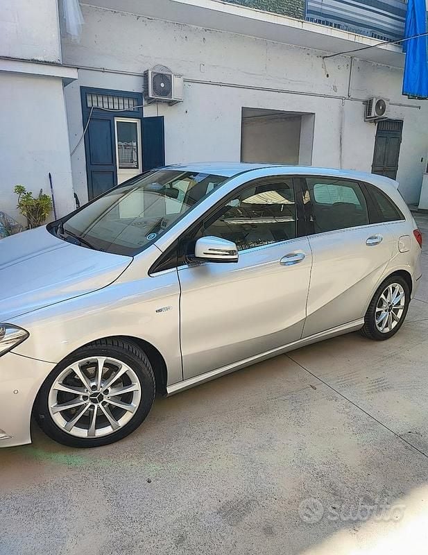Usata 2013 Mercedes B180 Monovolume | 8500 € (Buon prezzo) - Immagine 1/4