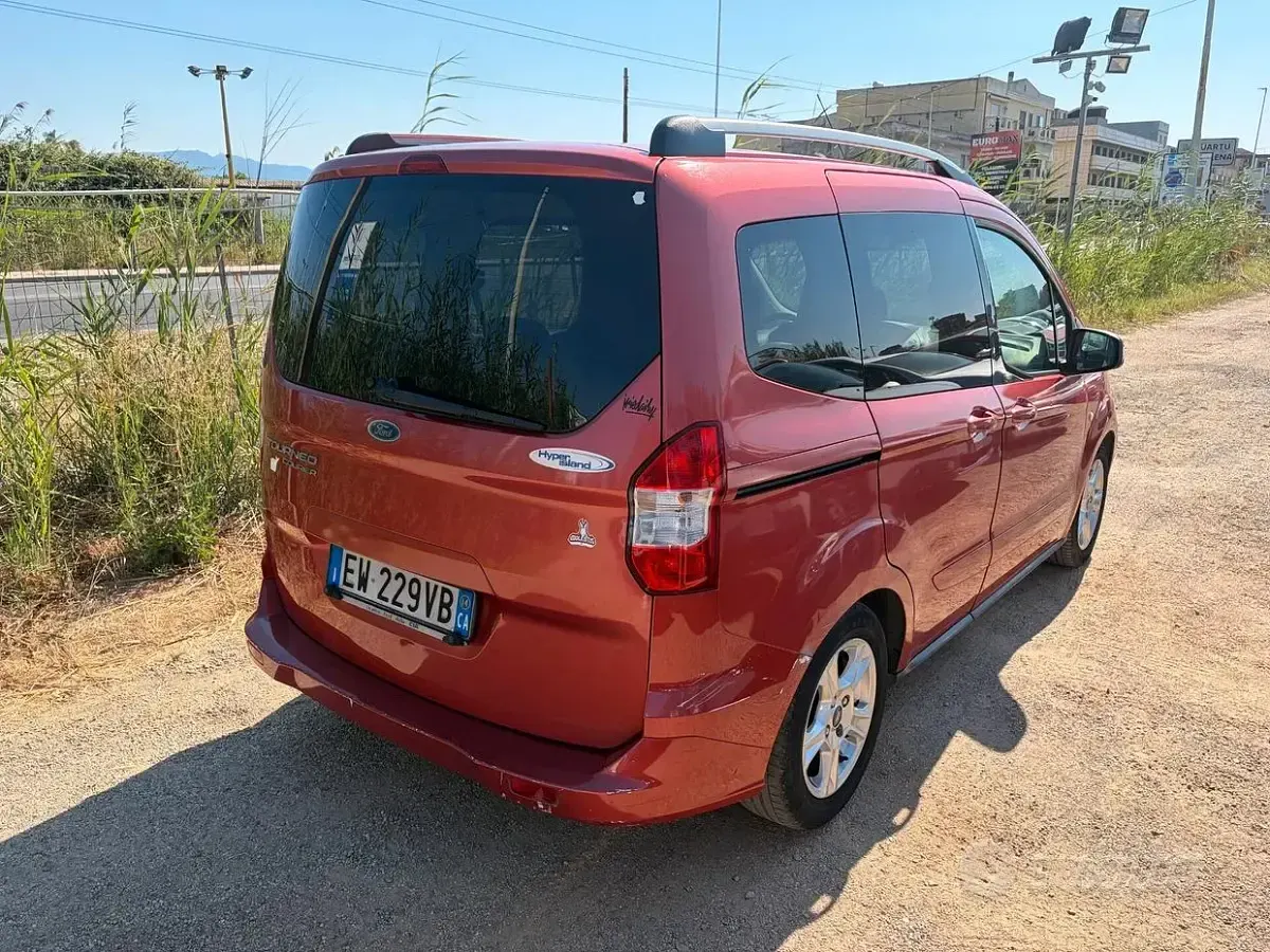 Usata Ford Tourneo Courier 75 CV (55 kW) 2014 Rosso Monovolume