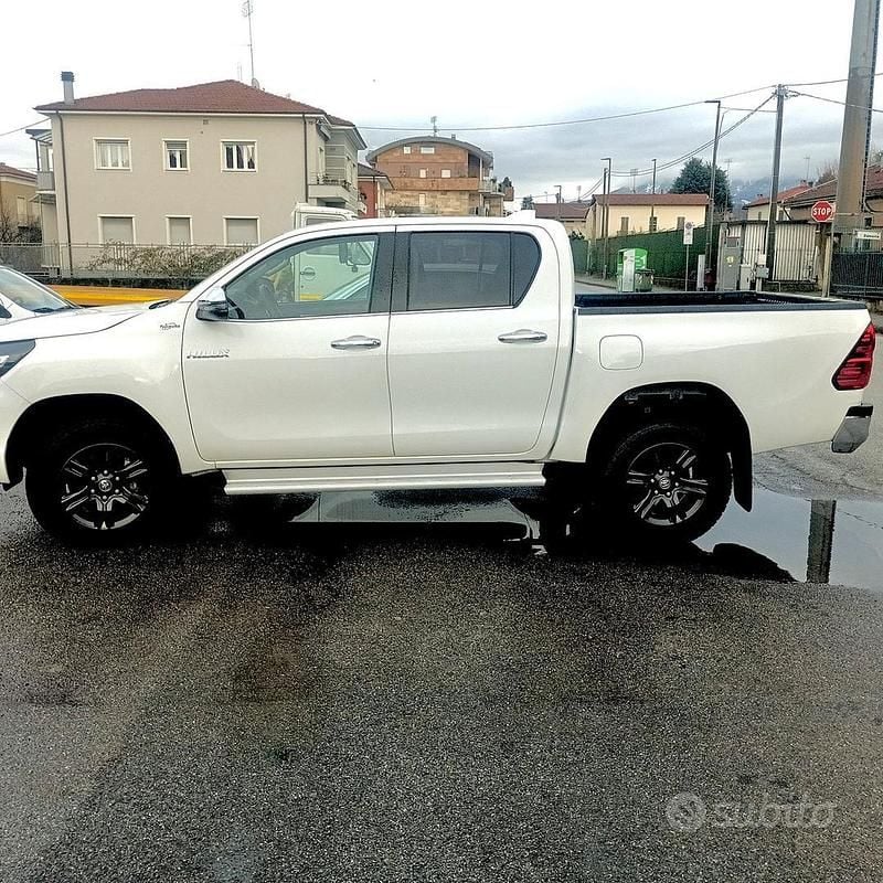 Usata Toyota HiLux 150 CV (110 kW) 2022 Bianco Pick-up