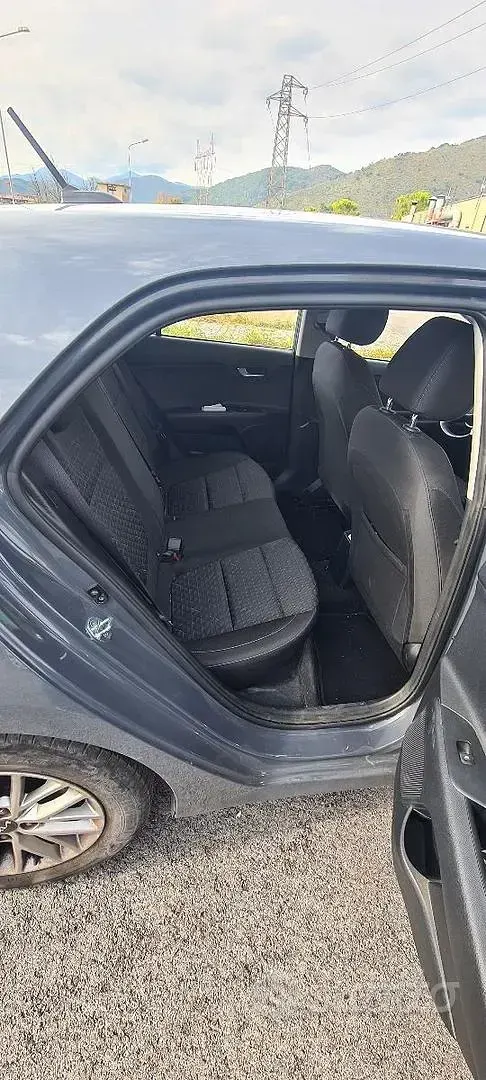 Usata Kia Rio 100 CV (73 kW) 2022 Grigio Berlina