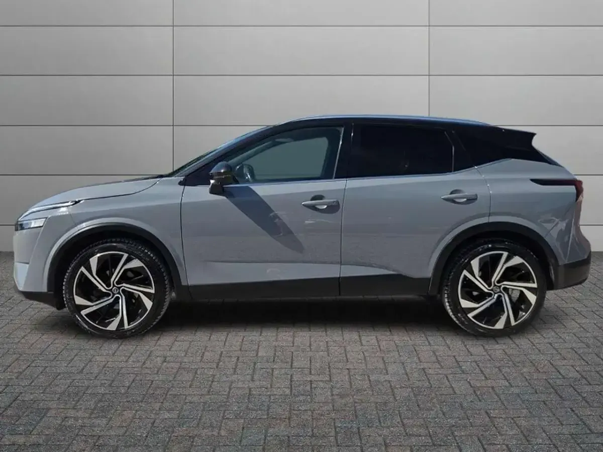 Usata Nissan Qashqai Tekna+ 158 CV (116 kW) 2022 Grigio alpi SUV
