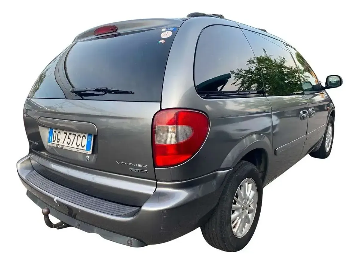 Usata Chrysler Voyager 143 CV (105 kW) 2007 Grigio scuro Monovolume